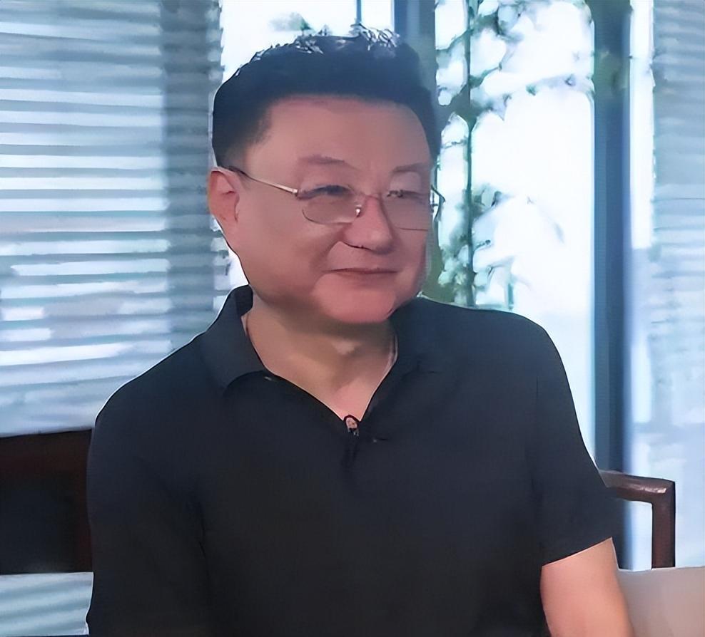 昔日“国脸”王宁如今在青岛过退休日子，62岁的他头发花白、身材发福，老得让人快认