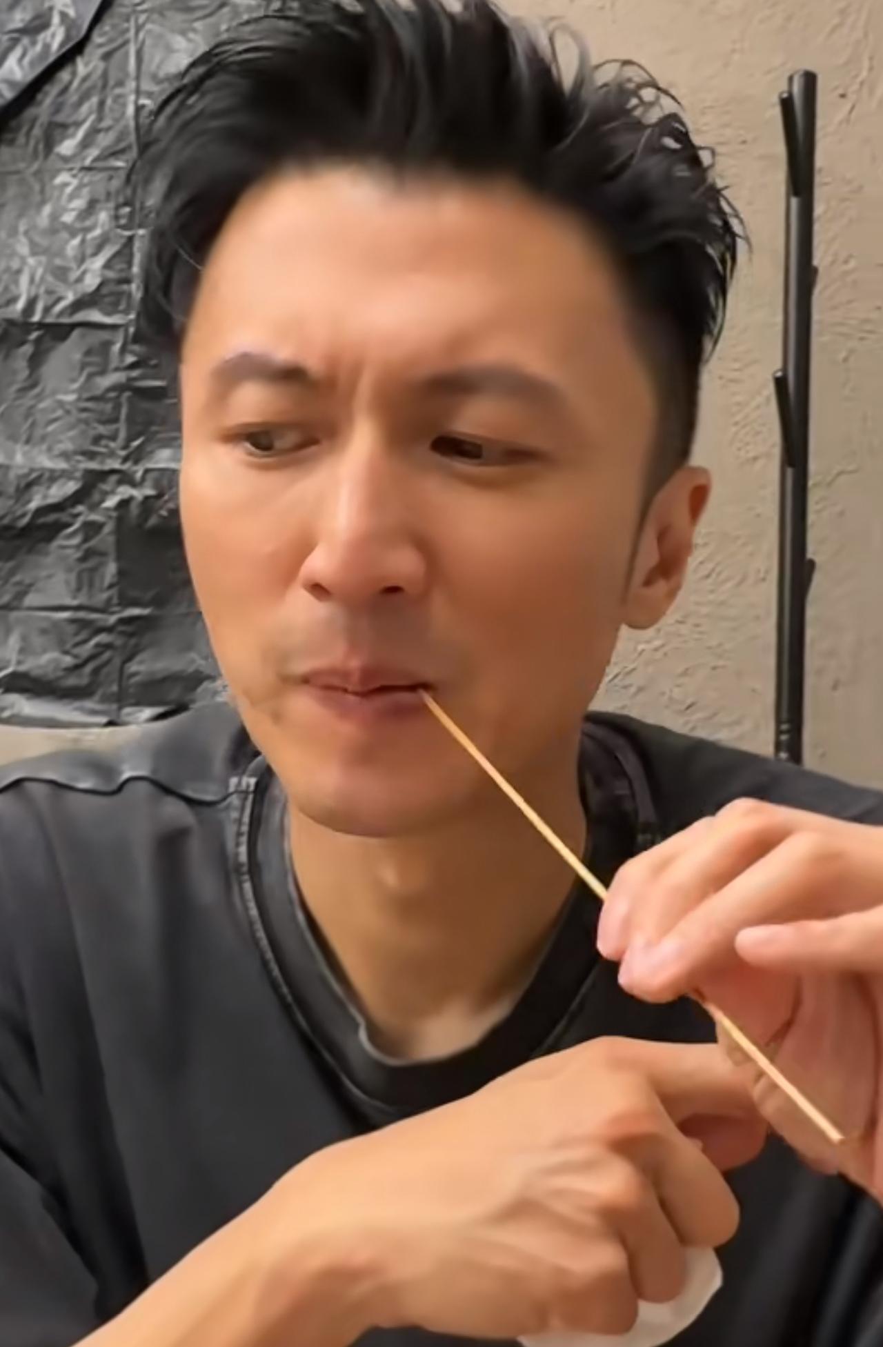 我提供的内容原封不动地放在文章的第一段，第二段开始你的续写。
 
谢霆锋东北演唱