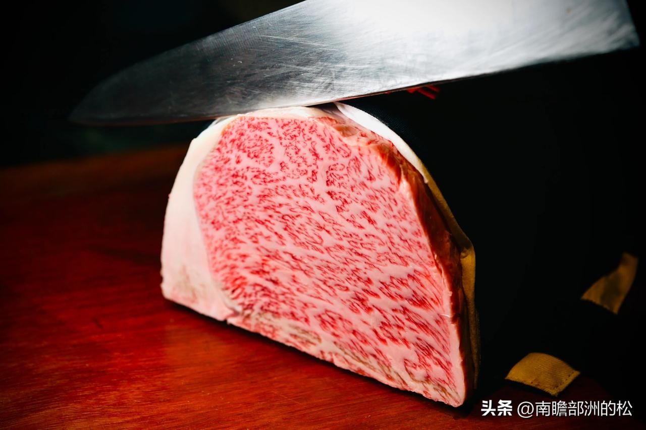 武士的牛，重庆国金中心3层，黑金系的装修风格气场十足，窗外江景尽收眼底。

M9