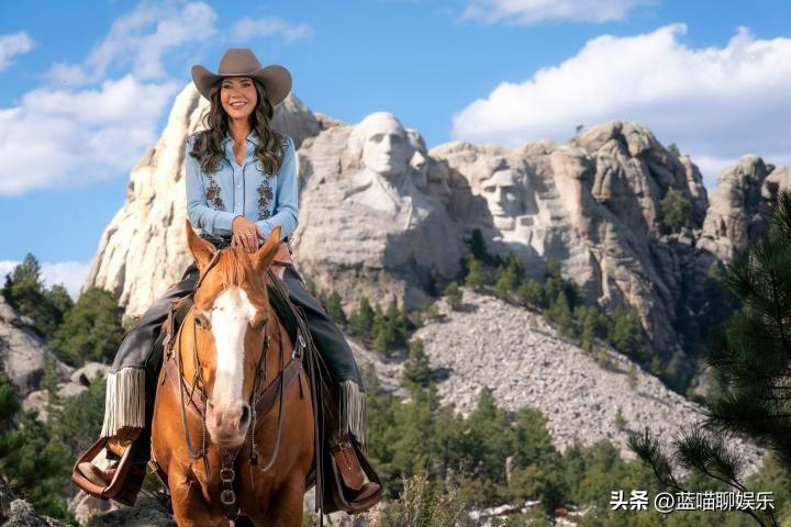 民主党参议员彼得·韦尔奇抨击被解职的原国土安全部部长克里斯蒂·诺姆在拉什莫尔山广