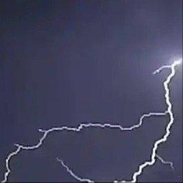 窗外电闪雷鸣、狂风暴雨，不知道渡劫飞升是什么感觉…… 