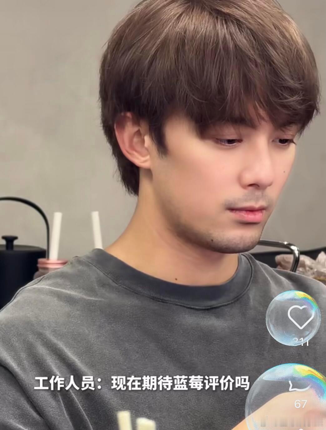 吴磊害羞就会揉眼睛吴磊染发染了八个小时面对镜头的提问会害羞脸红出道多年少年感丝毫