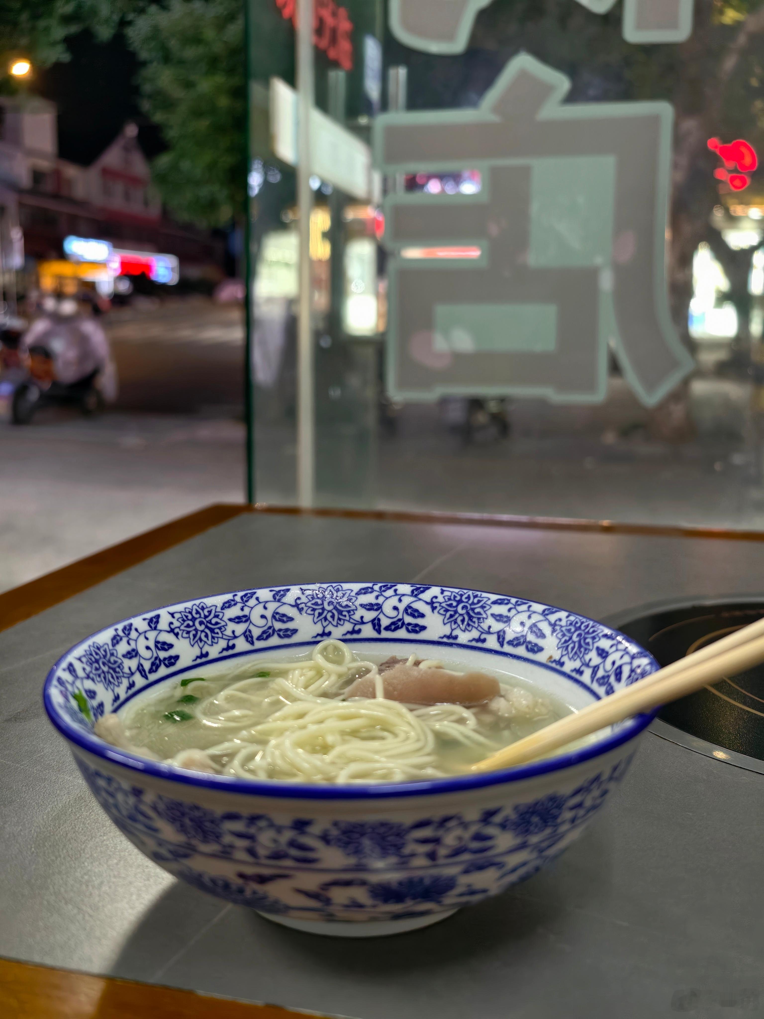 吃碗路边白烧羊肉面，听着身边抽着烟谈着泰国女总理、东南亚政治、缅甸诈骗、各种国际