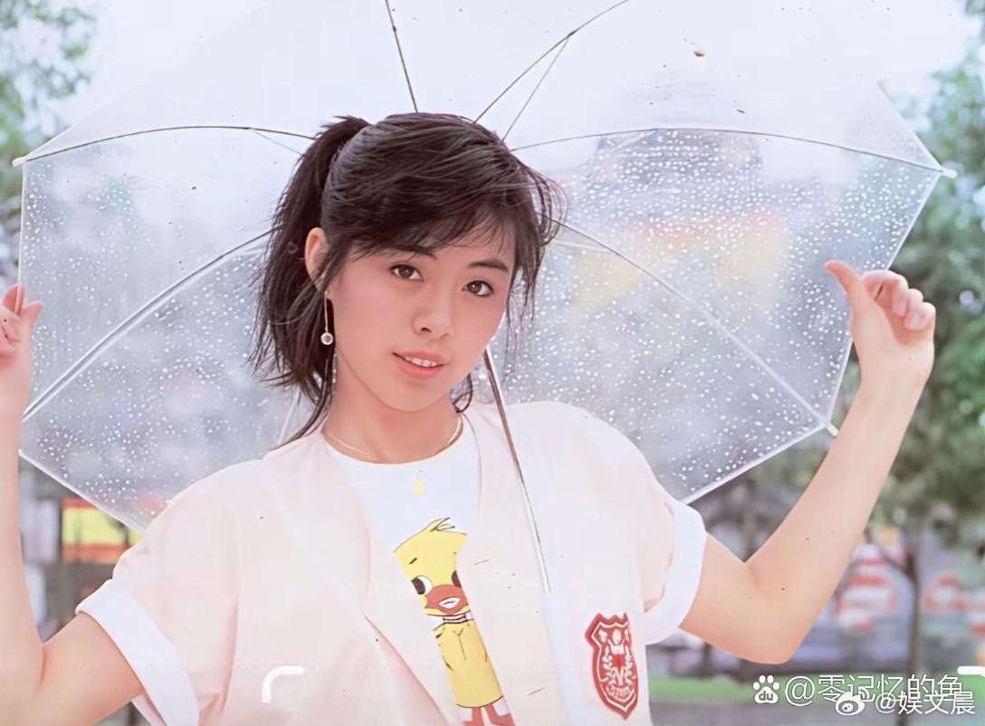 王祖贤年轻时的颜值真的封神，眉眼间满是灵气，美得惊艳又有辨识度。 