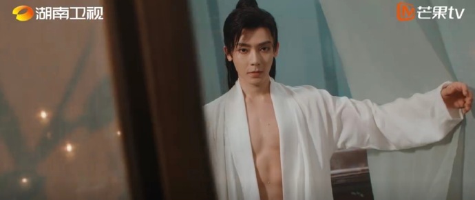 侯明昊白衣微敞的腹肌侯明昊身材没白练 侯明昊白衣微敞的腹肌，咱就说我们小侯的身材