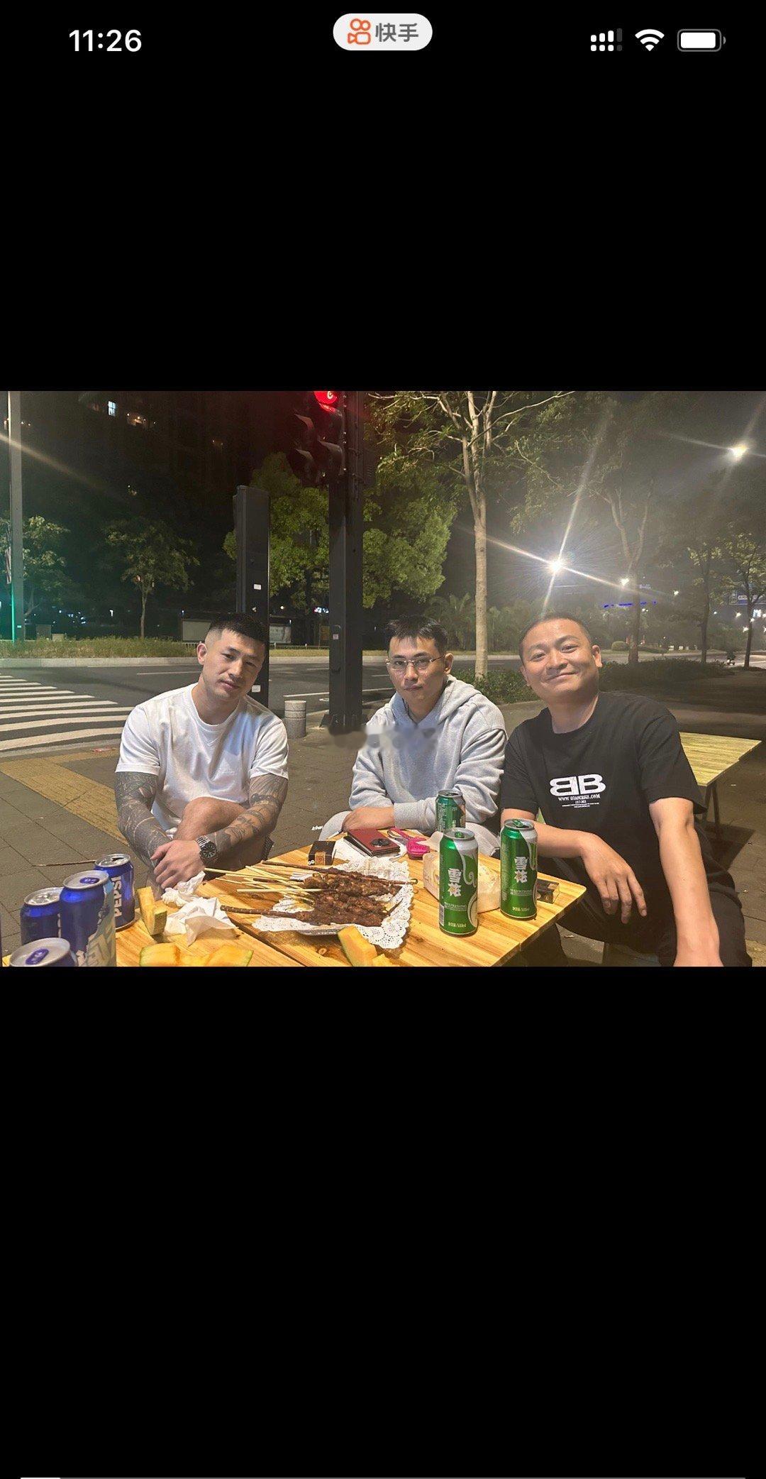 二子爷，仙洋，吴迪深夜一起撸串。二子爷感慨：仙蓝还是一家亲啊！ ​​​