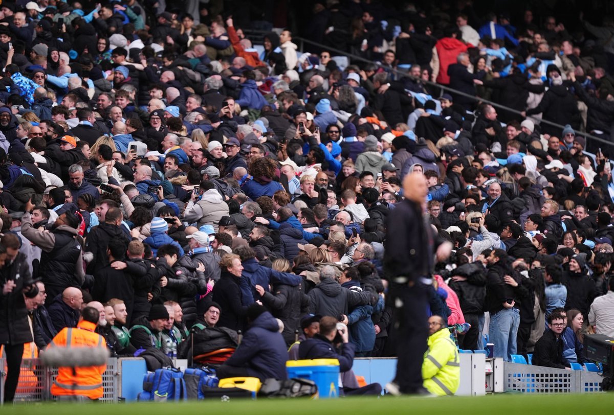 伊蒂哈德的曼城球迷曼城vs利物浦哈兰德帽子戏法