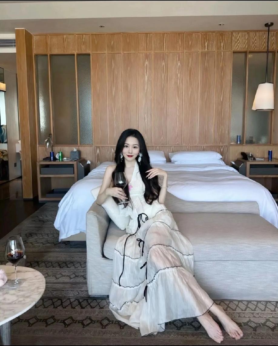 美丽的女人搭配上美丽的裙子，美到不像话什么年龄段的女人最有女人味? 什么样的女人