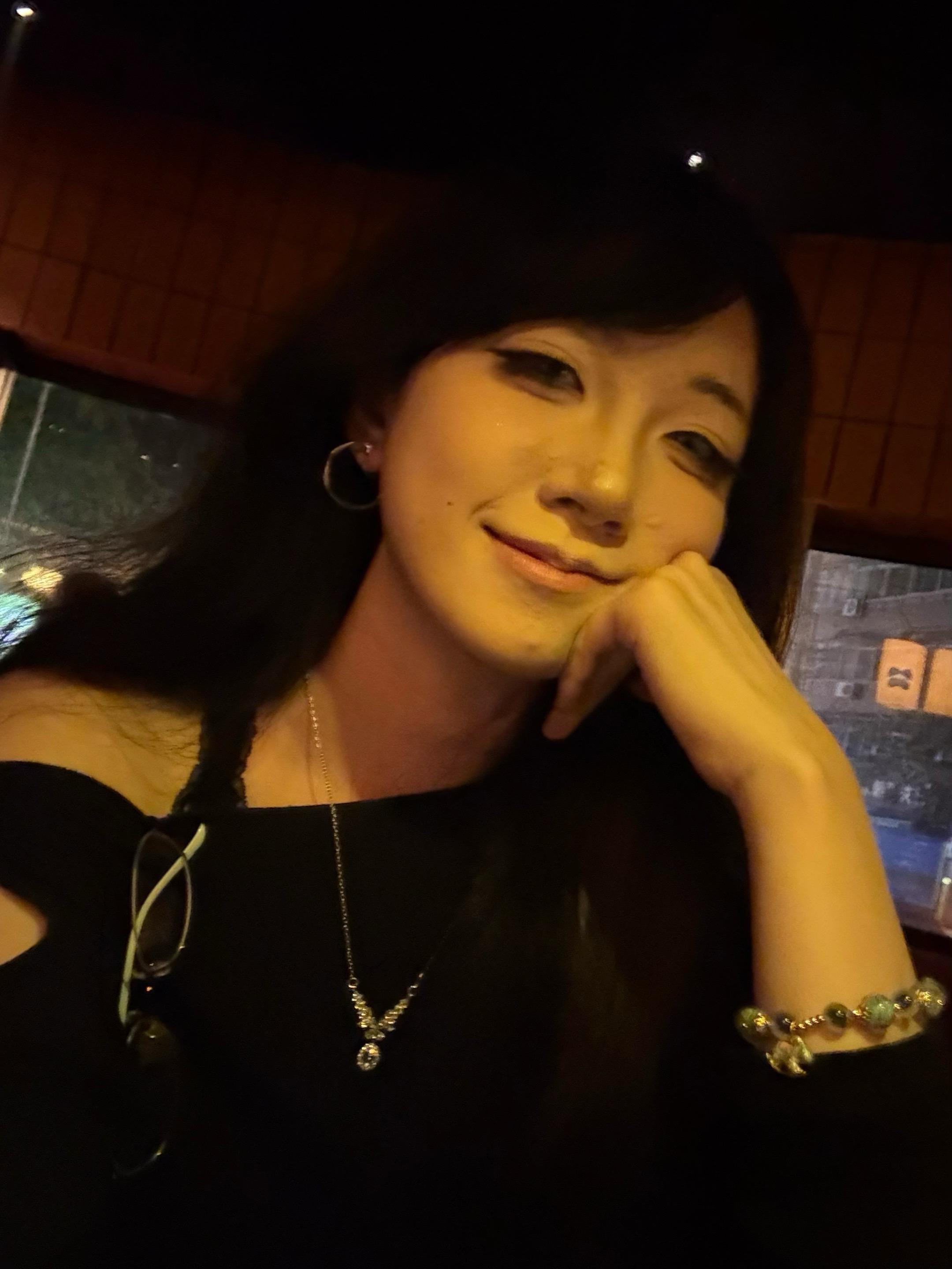 又喝成如此神人模样。 每次喝完打车回去的时候能不能遇到点好司机啊？电车...