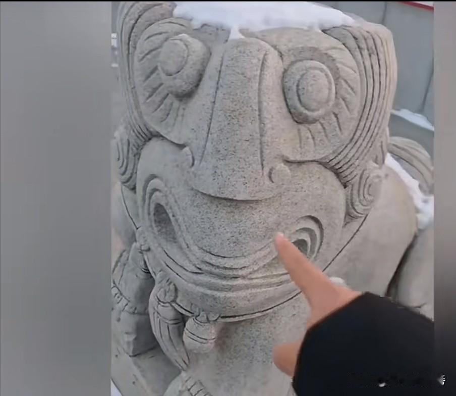 这么丑陋动物石雕，一个干设计，一个敢雕刻，一个敢用。