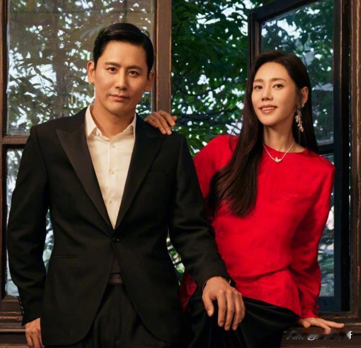 于晓光秋瓷炫晒双人大片秀恩爱，网友的评论却是另一种画风，还有人误以为他俩离婚了。