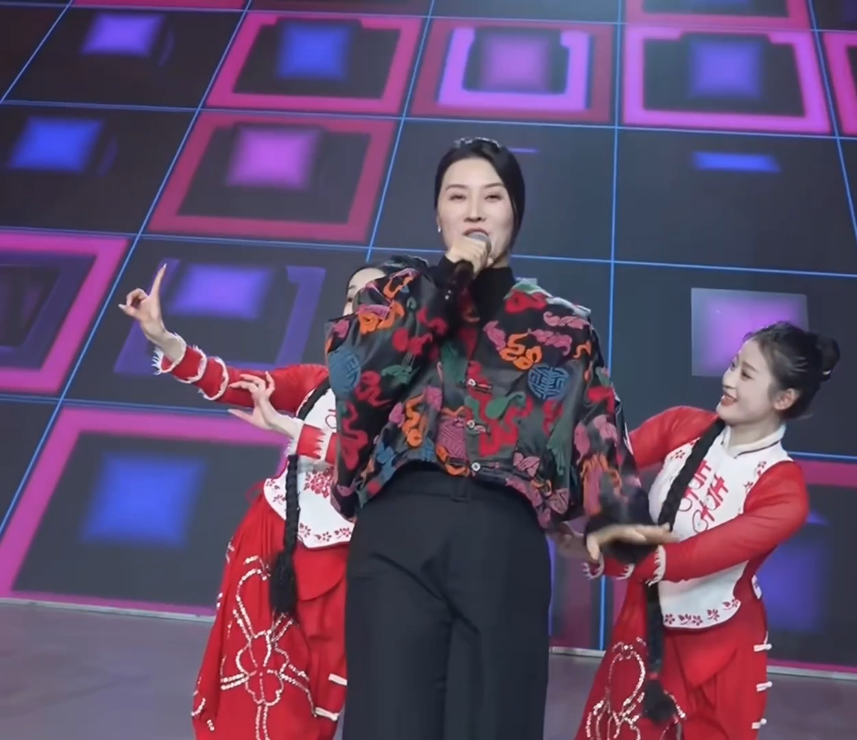 小年夜舞台没想到刘老根赢了小年夜舞台杀疯了！王云气场全开，一首《送情郎》直接燃炸