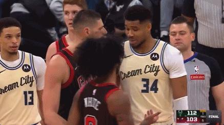 在雄鹿112-103战胜公牛的比赛后字母哥出现了耐人寻味的一幕，这一幕直接让雄鹿