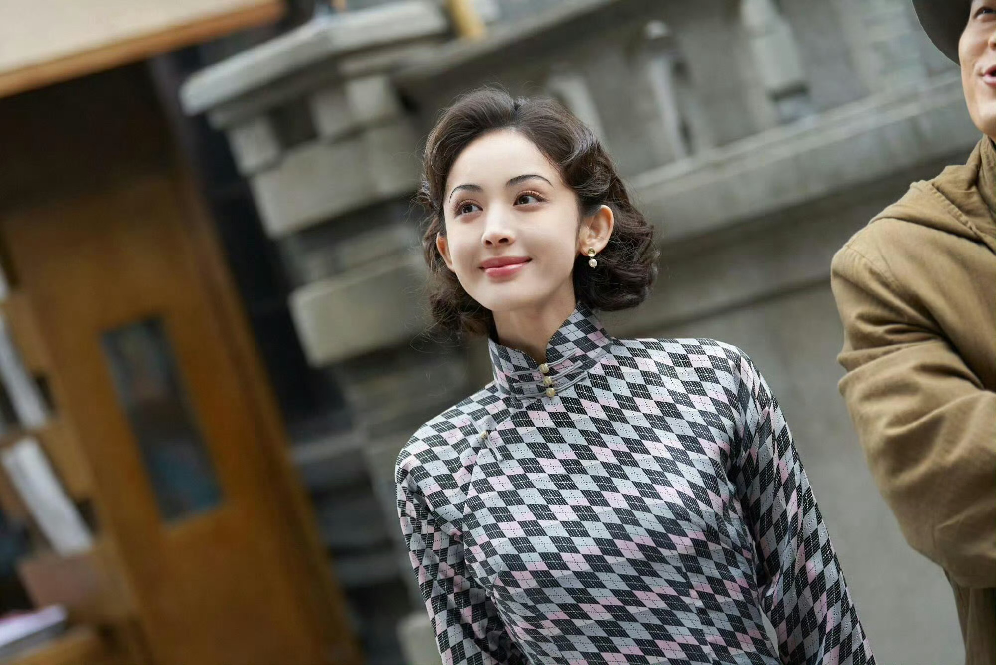 欧豪娜扎回应二搭谍战剧的沉重落幕，演员本人却期待轻松的对手戏。欧豪娜扎大方谈及二