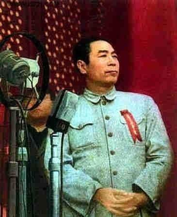 周恩来总理为选定新中国国旗、国徽和国歌，投入了大量的时间和精力，还亲自和大家一起