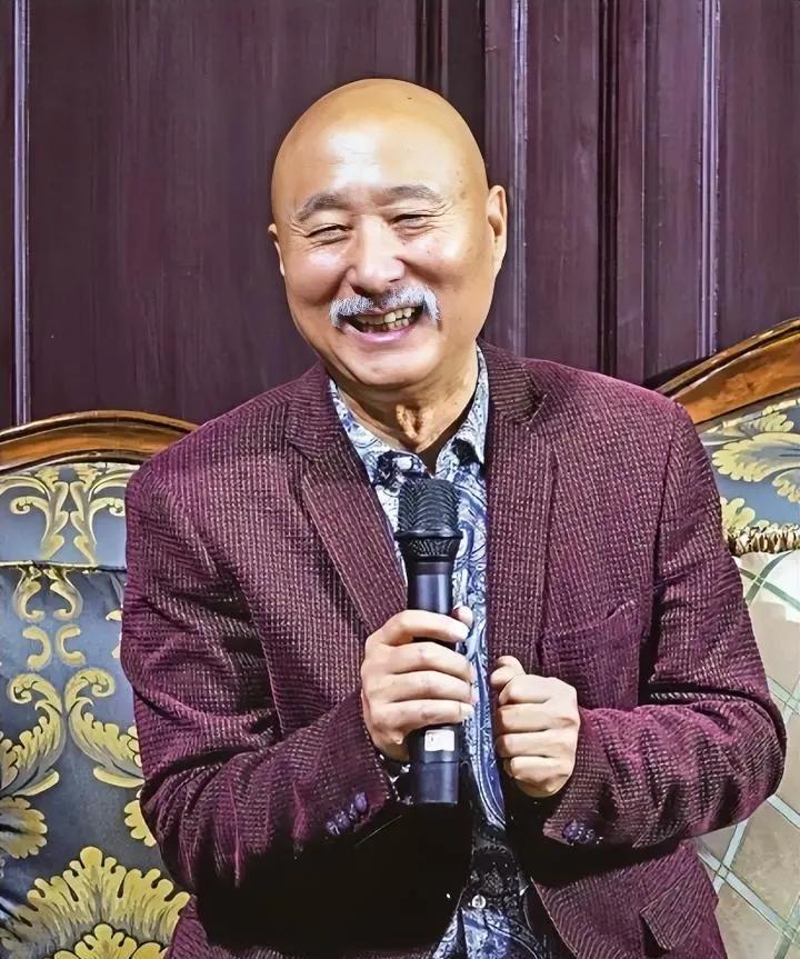 我们活着的意义到底是什么?

咱们走在路上，瞅瞅周围，是不是发现不少人脸上少了点