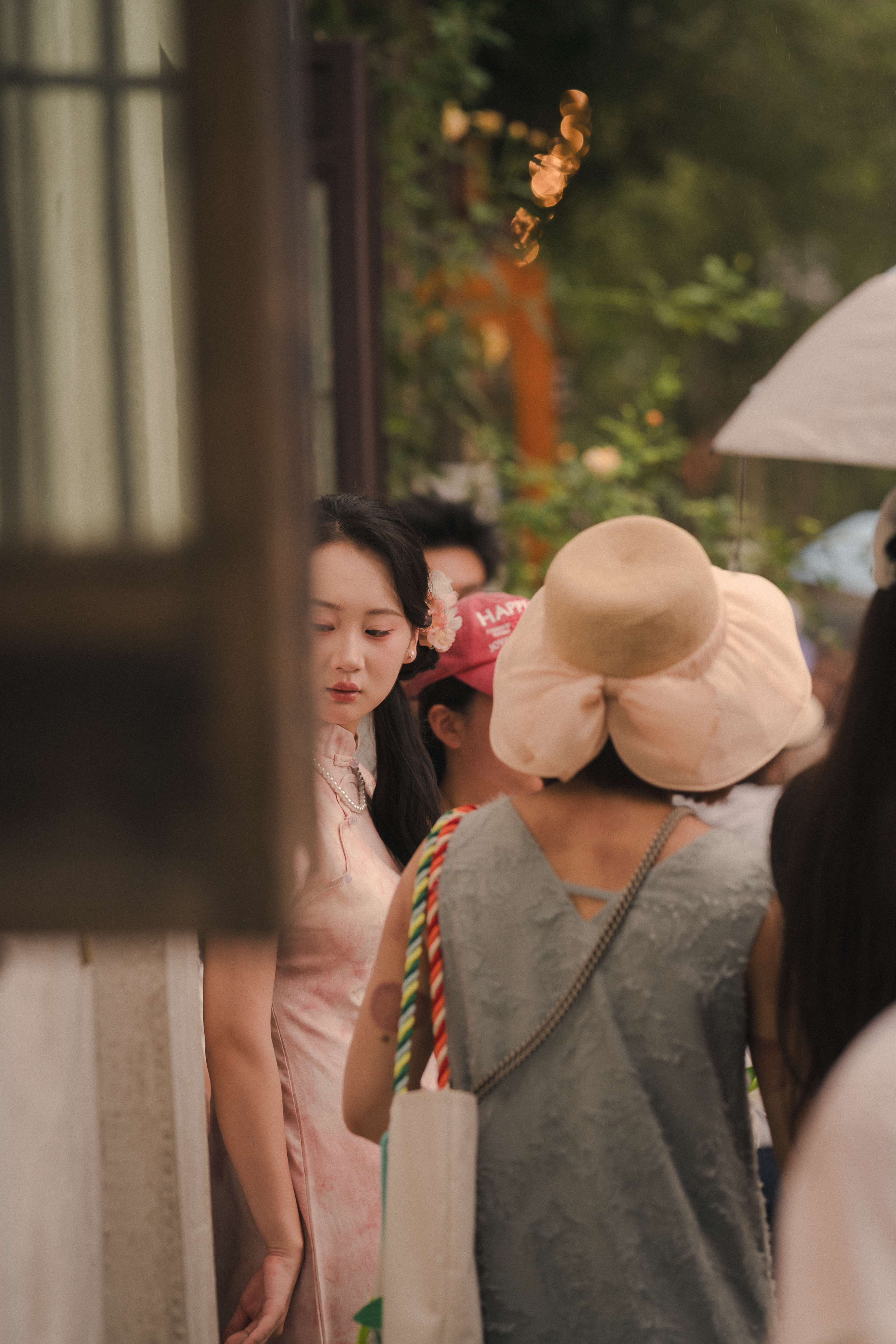 “秋天里即将逝去的夏日像块即将燃尽的煤块，闪烁着最后的光芒。” ​​​