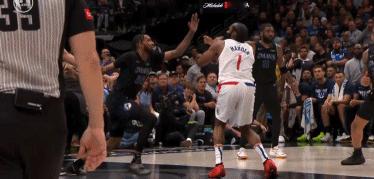 大胡子在季后赛关键战延续传统的拉垮隐身：
2013年，火箭对雷霆G6，大胡子最后