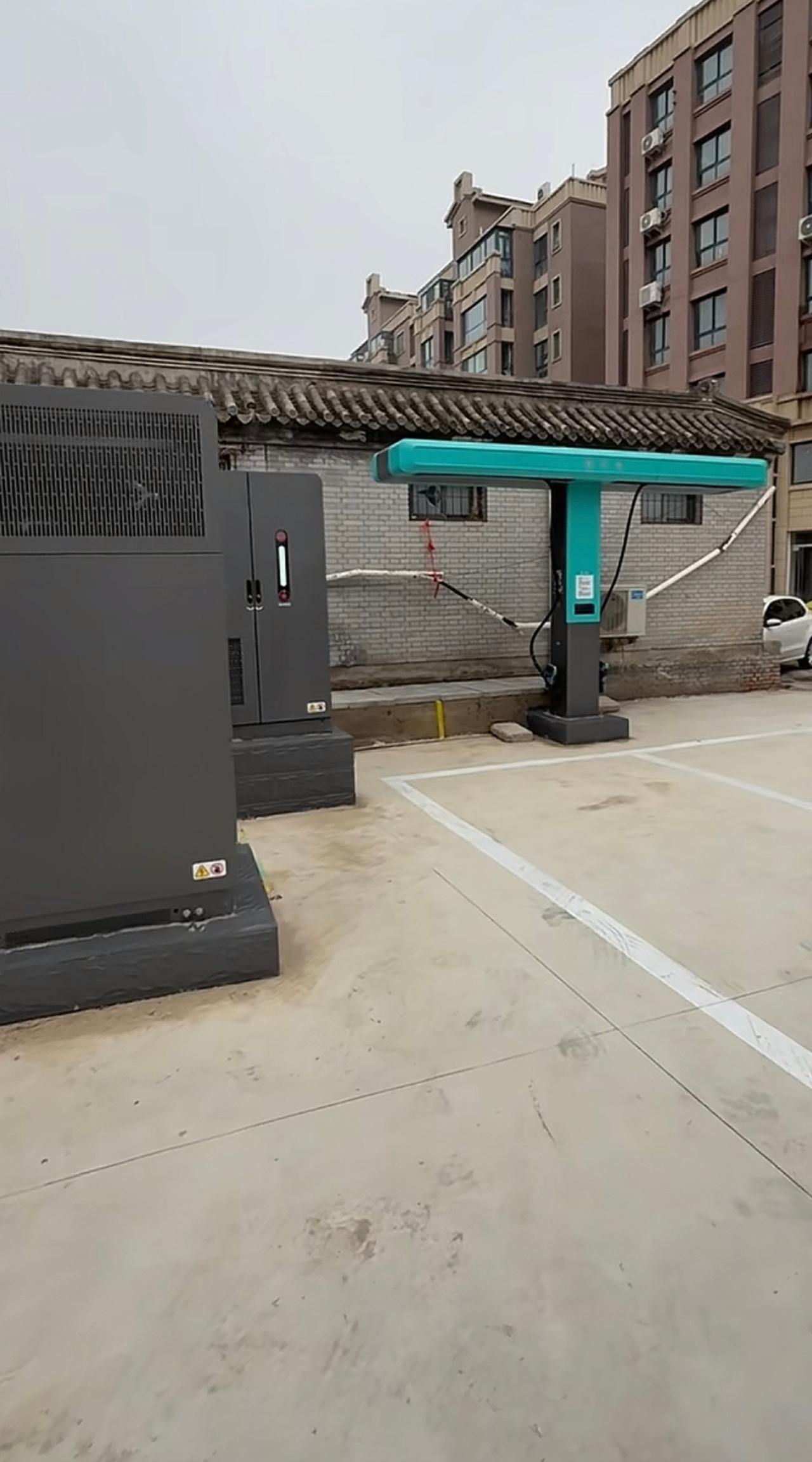 刚刷了下短视频，发现很多网友在分享比亚迪闪充桩。

这两天看到一些网友说比亚迪闪