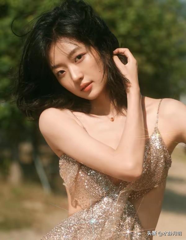 看了孙倩千这组照片，才发现人们说的她长相平平真的错了！
照片中的孙千穿着一袭闪闪