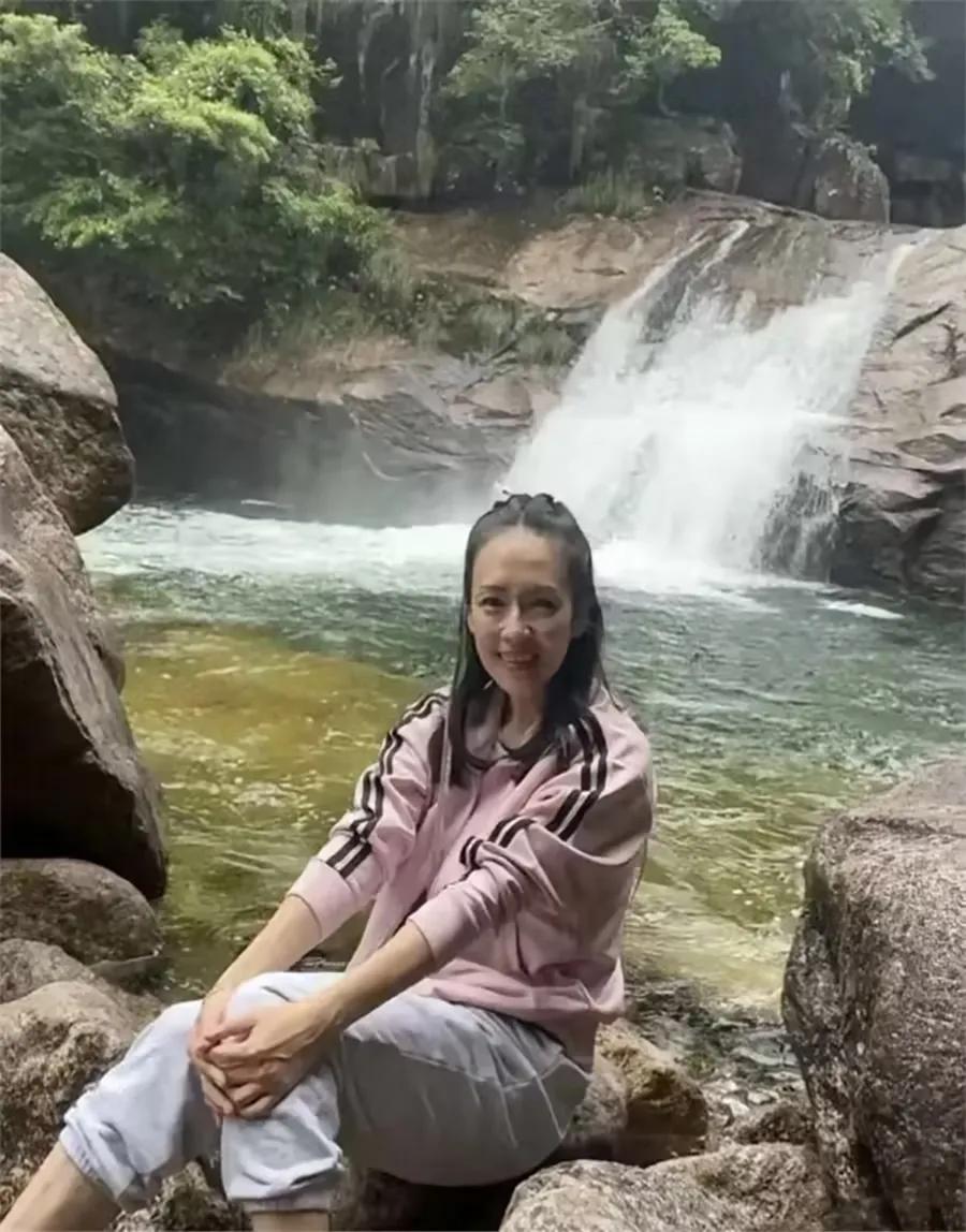 我觉得章子怡这张素颜照挺好的，也没经过手机相机美颜，像个真实的人了。现在手机相机