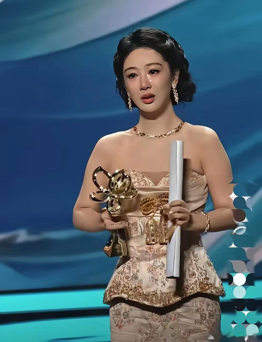 大家都在为杨紫高兴，但她哭得梨花带雨的，竟然没有人上台递一张纸巾给她擦擦眼泪，连