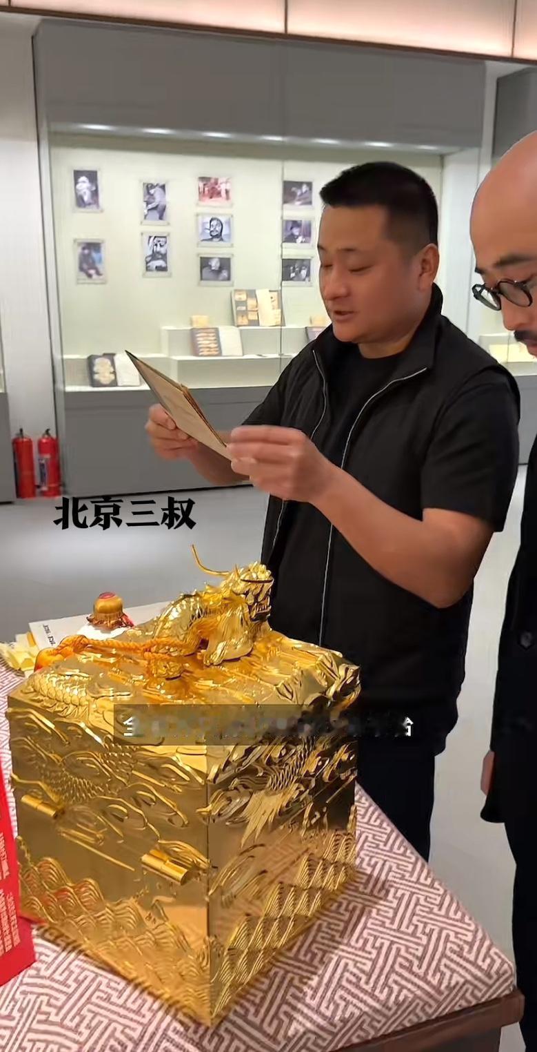 这位京圈公子，有一瓶酒，据说价值3700多万。
这瓶酒就是大名鼎鼎的汉帝茅台酒，