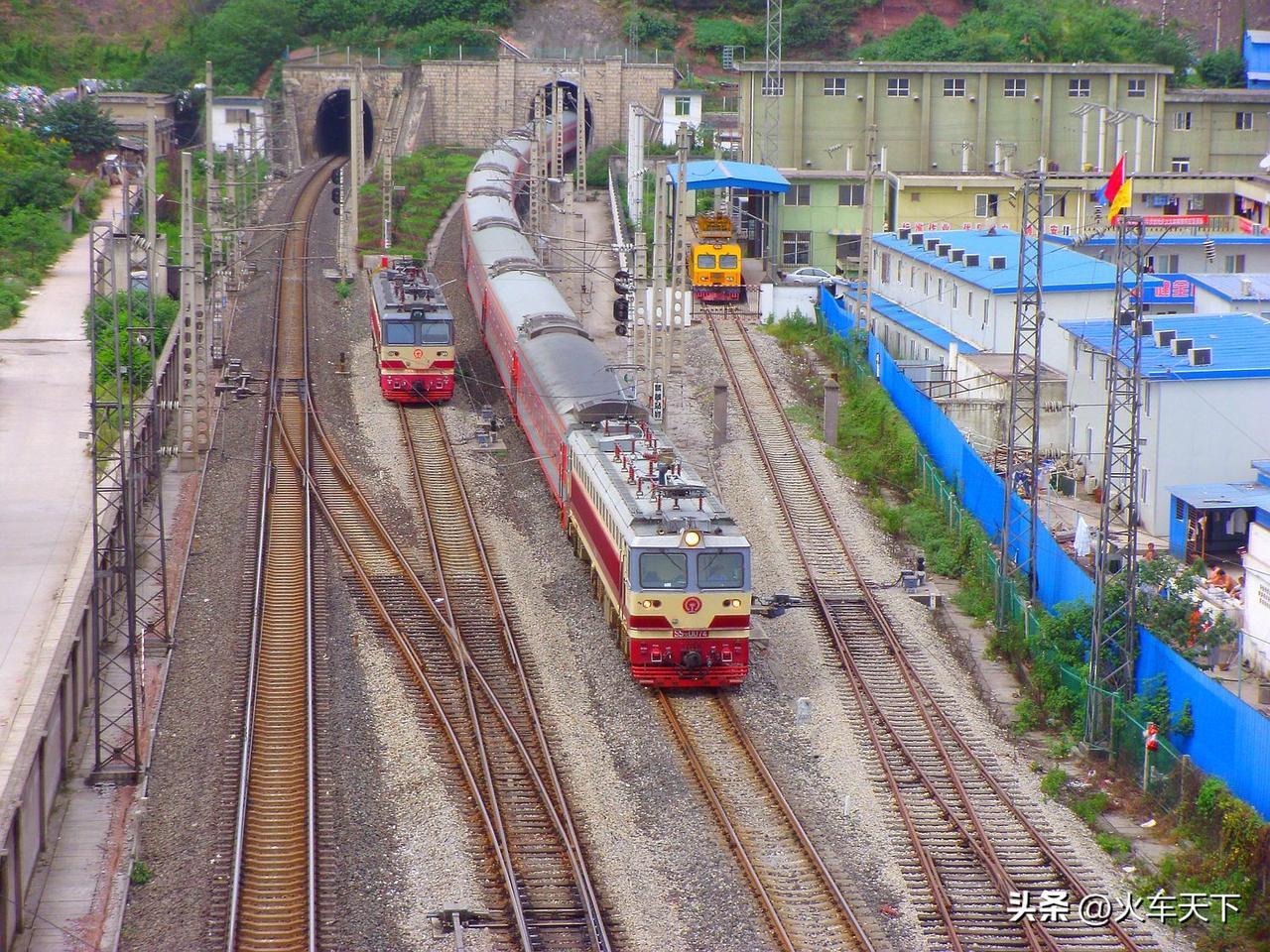 2013年9月，在重庆北站西边外一处还未完工的跨线桥上所拍，从北京西开往重庆北的