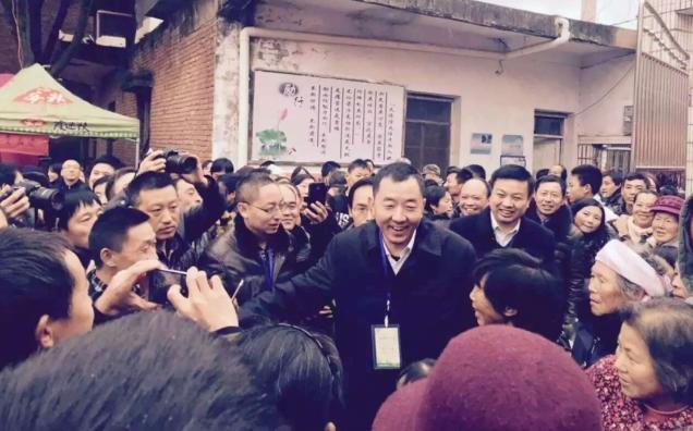 有一次，陈行甲去找一个上级汇报工作，上级对他说：“你给老子滚！你不就是个县委书记