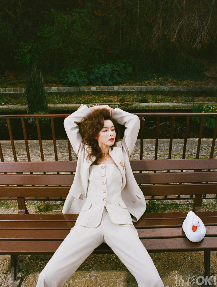 文咏珊爆炸头文咏珊这次巴黎杂志大片也太敢了！复古爆炸头造型气场全开，又酷又有幽默