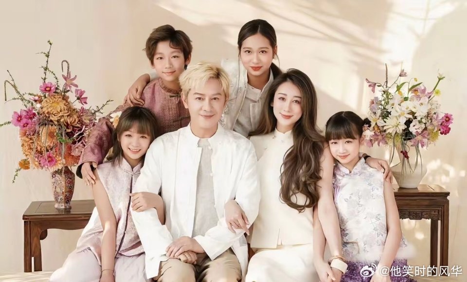 陈浩民四个子女现状大女儿陈雅薷，今年14岁，在香港本地就读，身高已近1米7，外貌