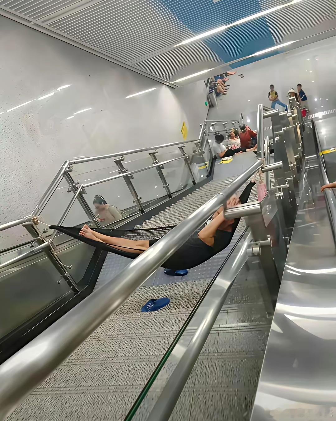 某地铁站 这样蹭空调就过分了！ 
