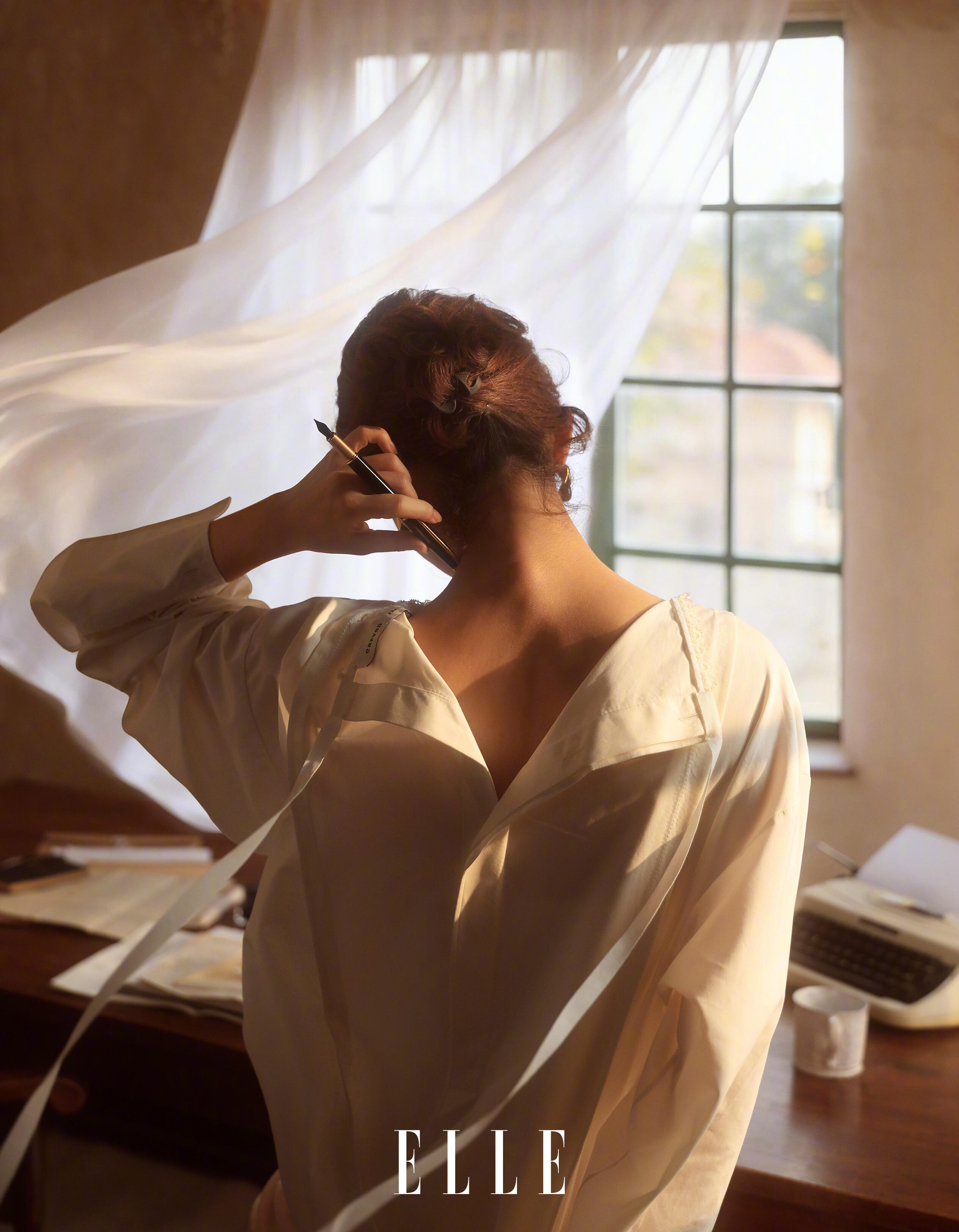 赵丽颖优雅女作家既视感赵丽颖杂志二月新大片，完全优雅知性女作家来的。全新的刘海造