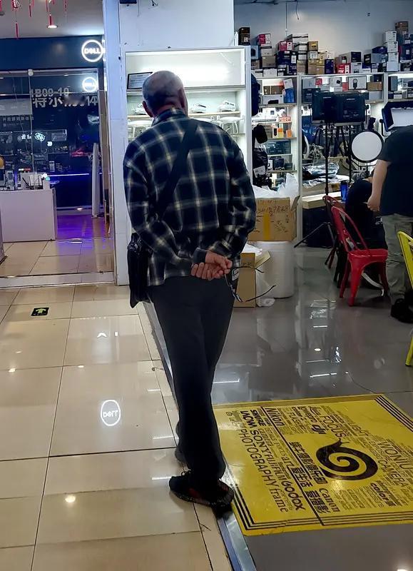 老头躲避摄像头这事得分情况看。就像乐山沐川那个盗窃案，90后嫌疑人伪装成老头躲避