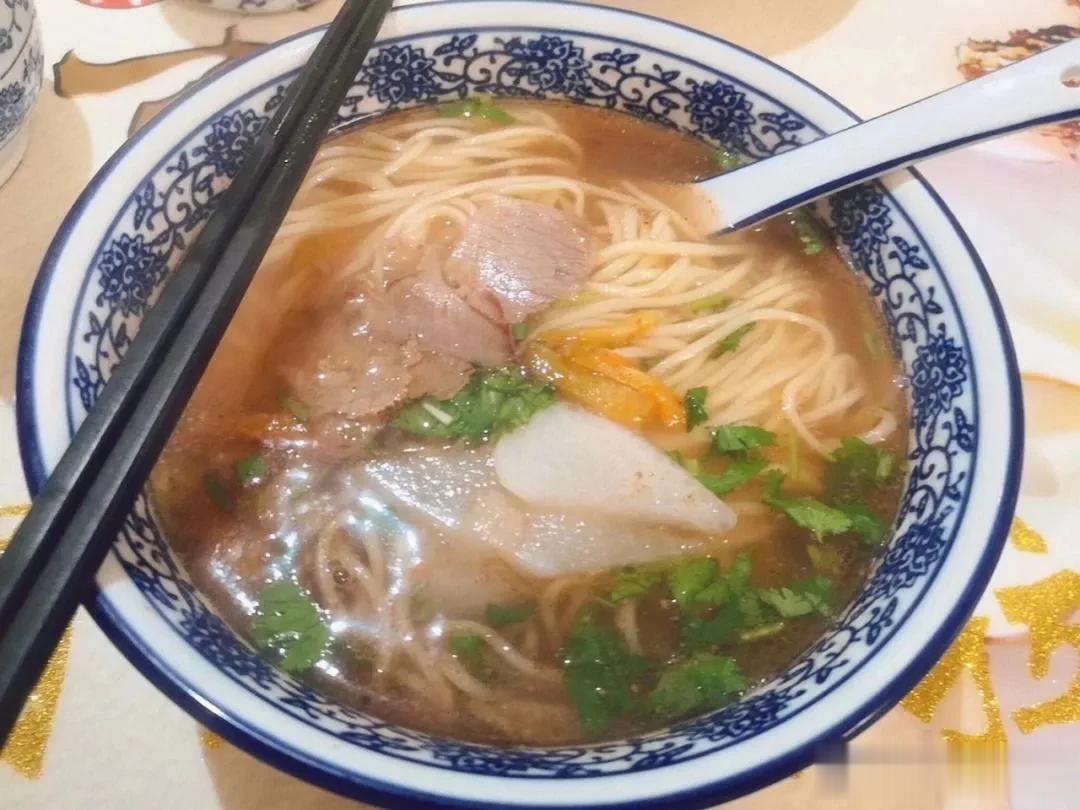 #记录我的2023# 
#十月美食录# 
正宗的牛肉面讲究萝卜白净，辣油红艳，香