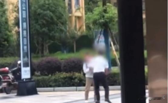 “把儿子坑惨了！”2021年四川宜宾，一大妈和保安发生口角争执后，挥手扇了保安一