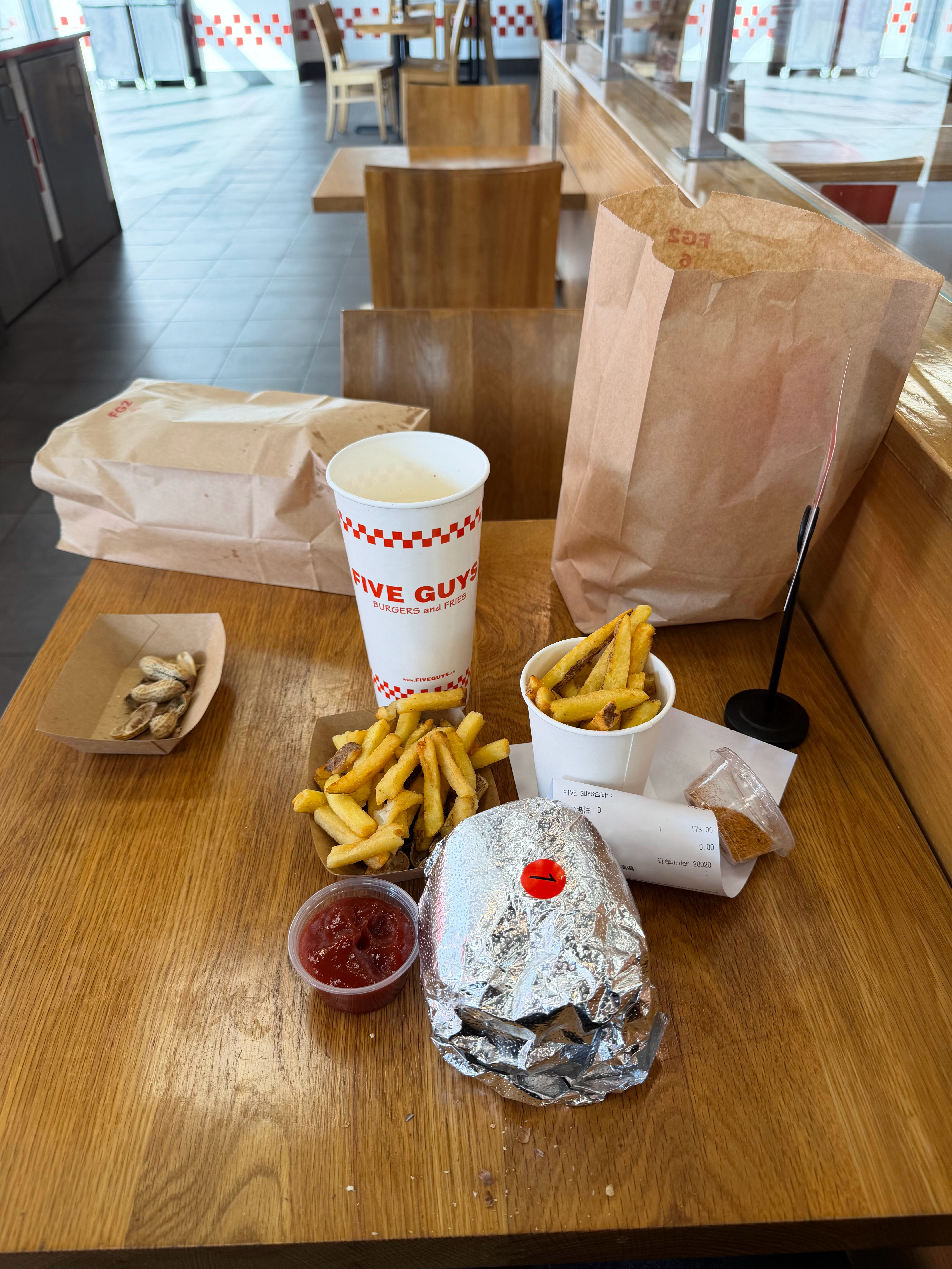 今天午餐吃FIVE guys上海没有In-N-Out。five guys也不差。