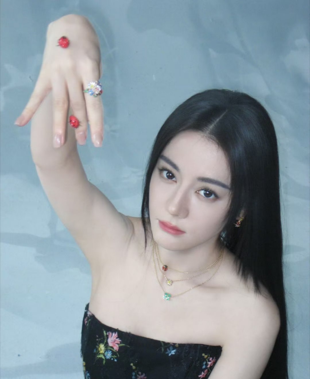 从稳步深耕影视到拿下时尚领域里程碑，双线踏实精进。满贯不靠捷径堆砌，凭自身气质与