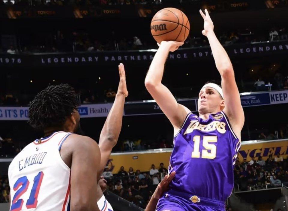 NBA常规赛，湖人主场119-115击败76人。里夫斯是湖人全队表现最出色的球员