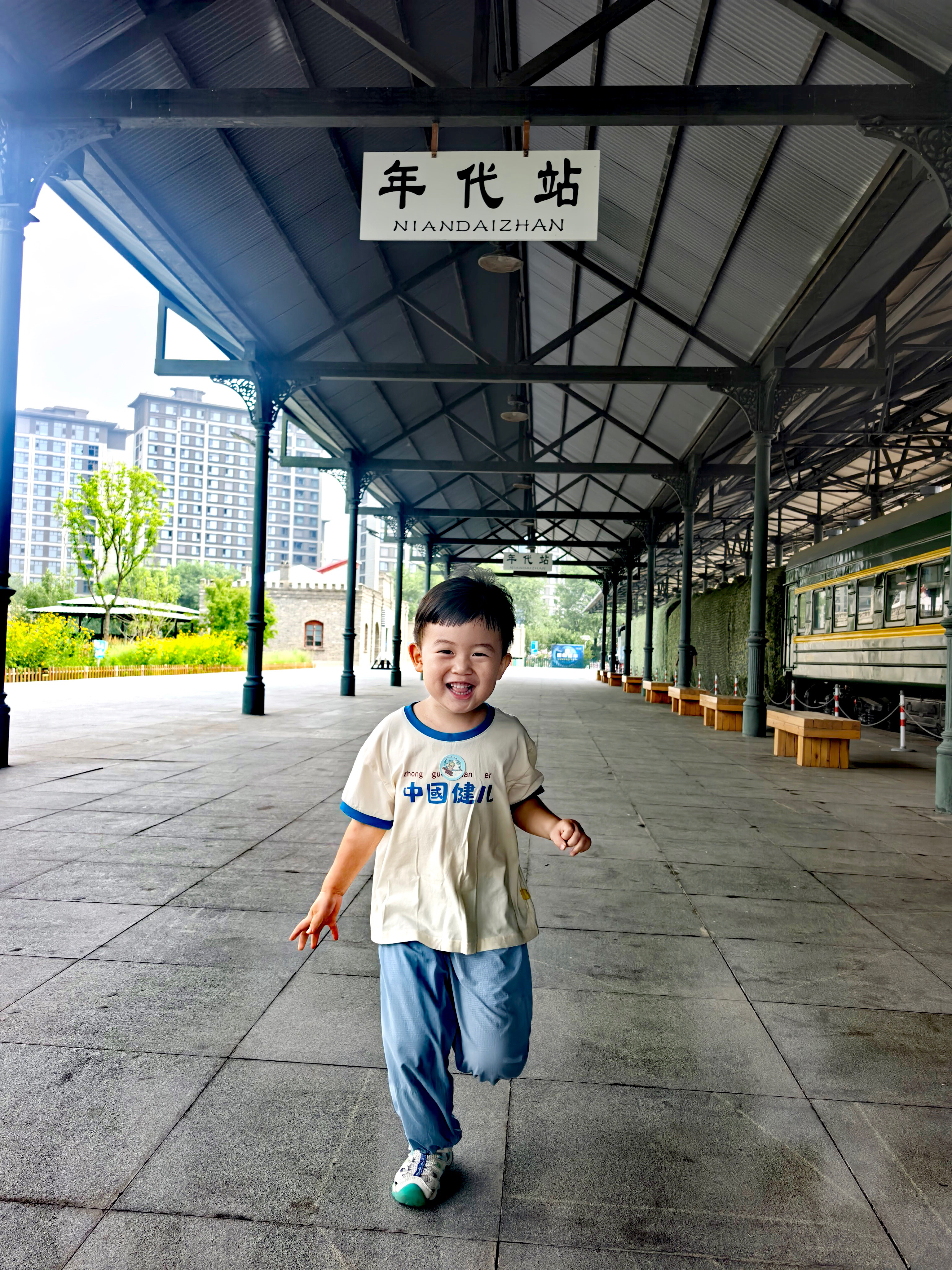 暑假开启，小朋友重新踏上了博物馆之旅。有些展馆小不点时就来过，过了一岁，又有不一
