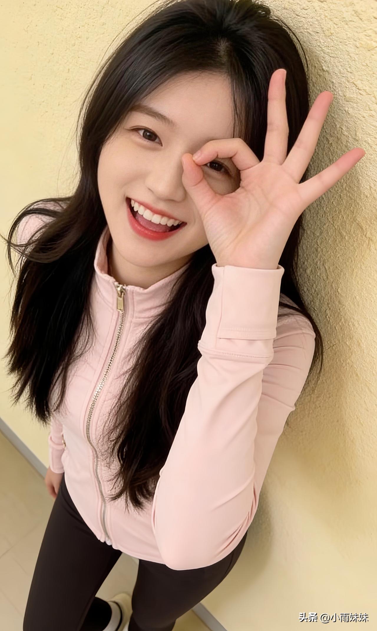 下雨啦，过年买的漂亮衣裳，没法穿着四处闲逛显摆咯，哈哈哈，连游神活动也看不成啦…