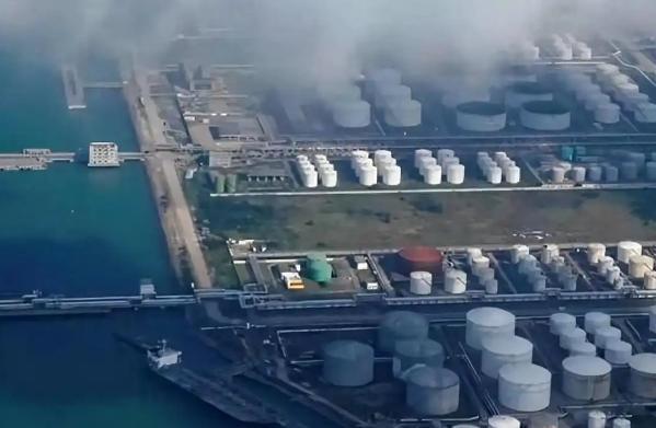 当地时间5月1日，日本茨城县的石油储备基地率先启动了新一轮的国家石油储备释放工作