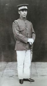 袁世凯擅长花钱笼络人，出手从一两万到四五十万银元不等。像对待张镇芳的儿子张伯驹的