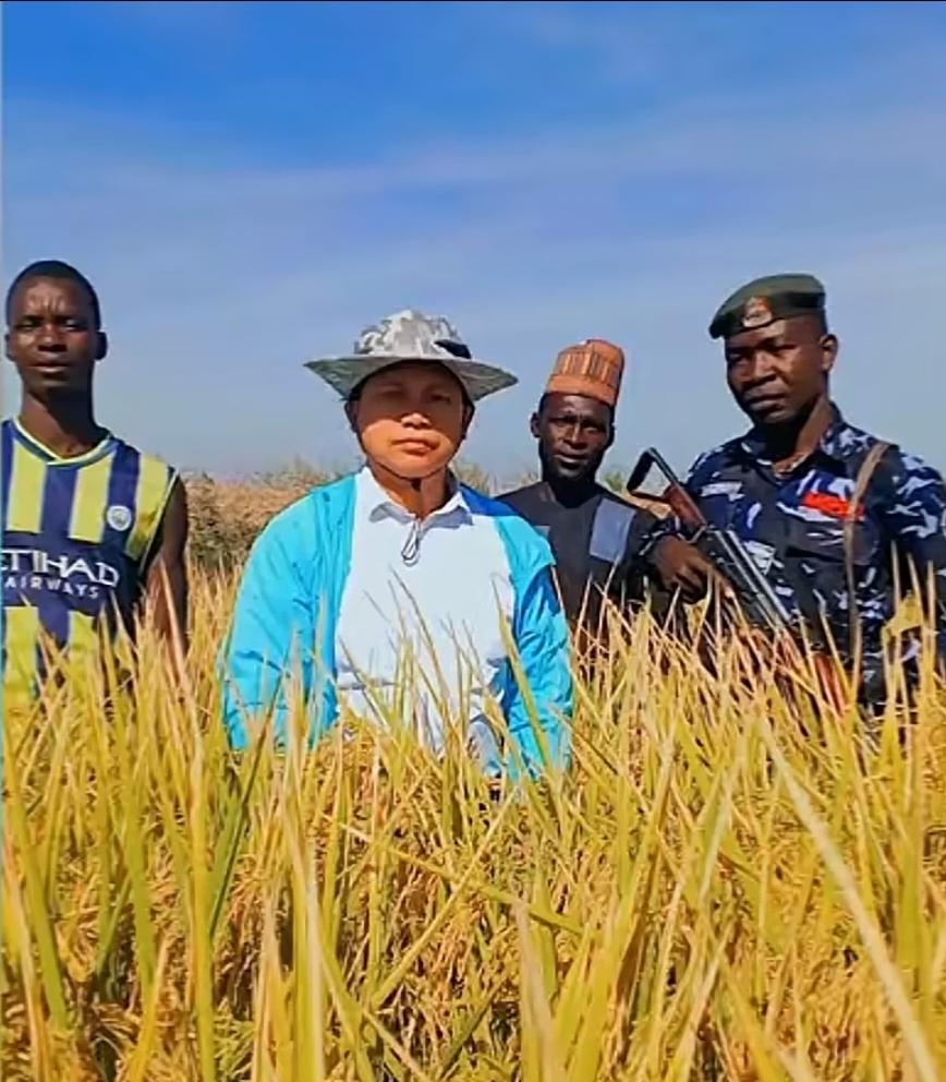 大叔这派头儿，是多少男人一生梦寐以求的事情。雄赳赳，气昂昂的站在镜头前，背后两个