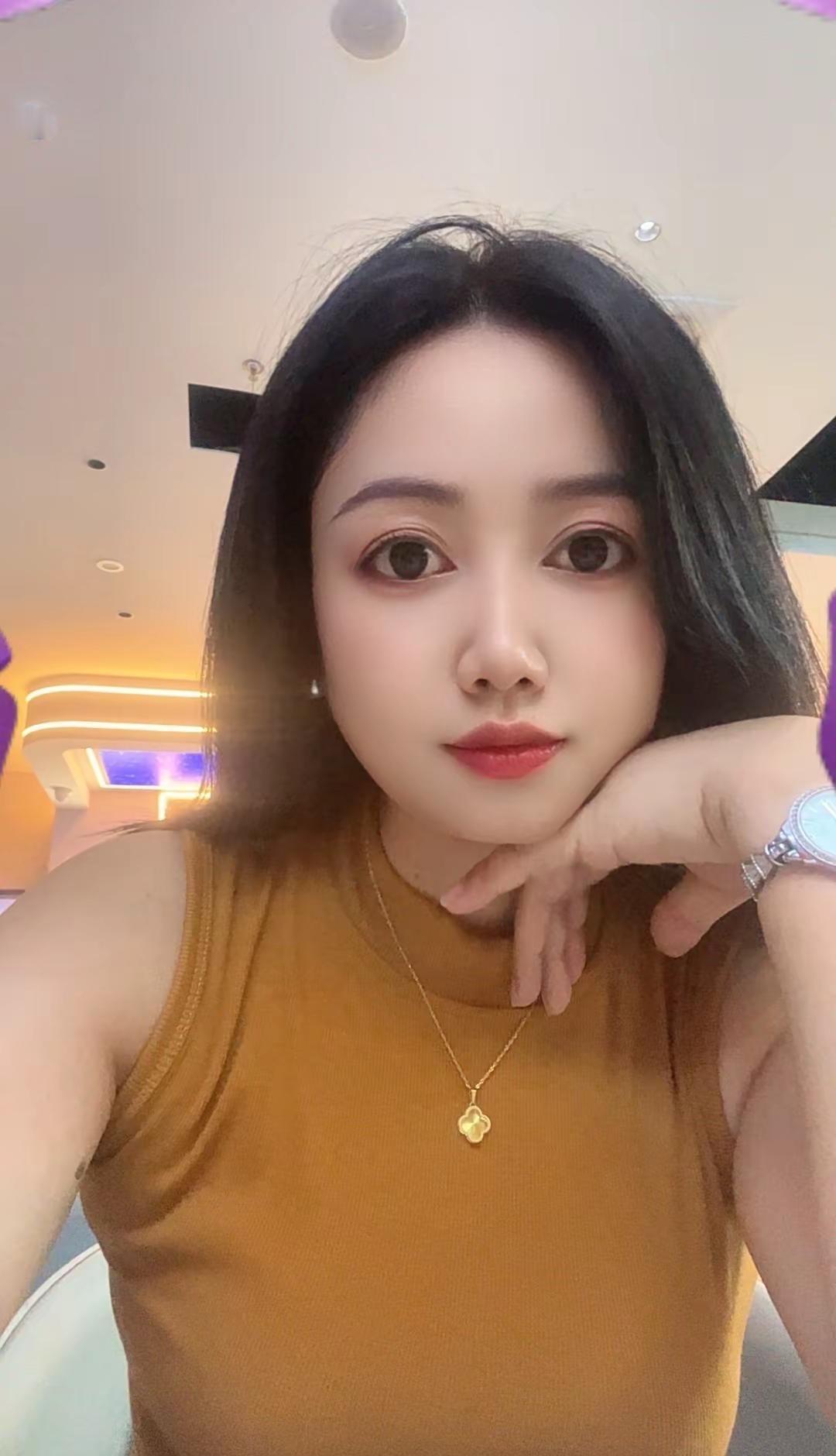 生于1989年，今年37岁。人到半生，慢慢喜欢上安静，不再热衷于无效的社交。不是