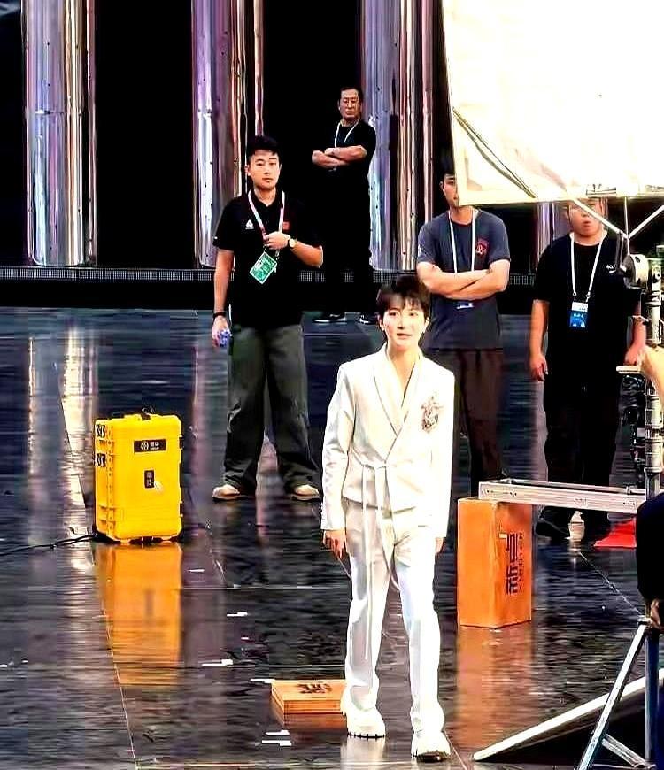 王祖蓝当众揭周深身高短板，想让他出丑？
呵呵，周深一句话就让他颜面扫地，这才是顶