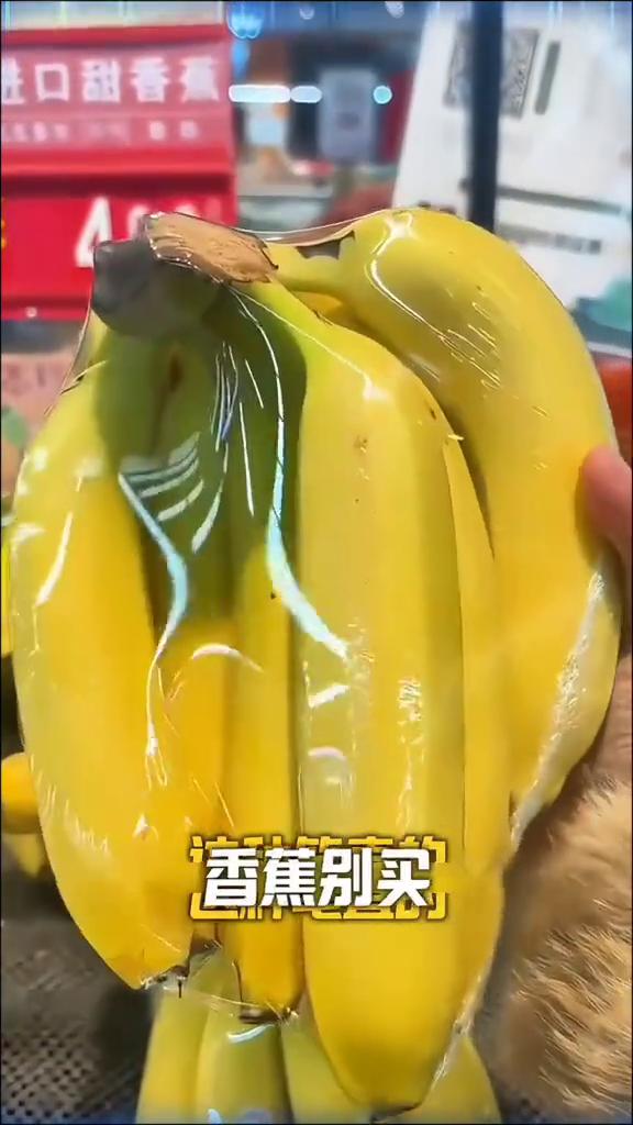 ·第一个，平时吃不完的西瓜放两瓣大蒜，用保鲜膜包裹住放进冰箱，这样几天都是新鲜。