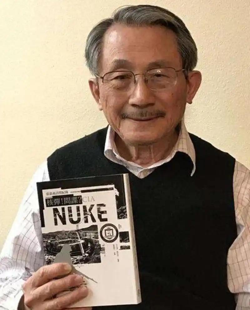 一个人抛下故土、带着全家机密投奔美国，转头却在采访里大谈“我是为了和平”。张宪义