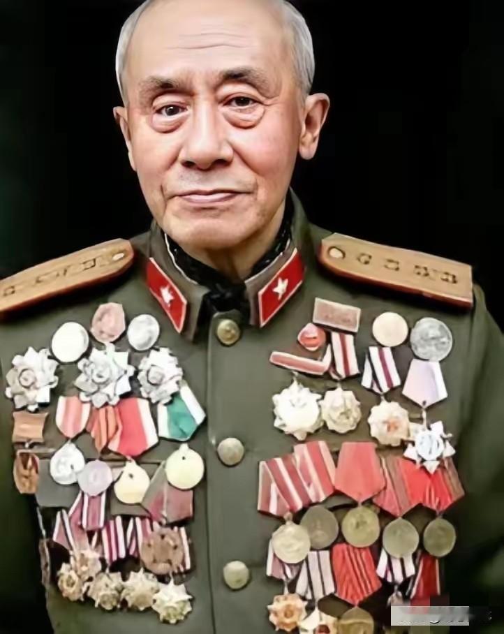 1938年，几十名日军正在河中央洗澡，被一名路过的八路军发现，本以为他会偷偷报告