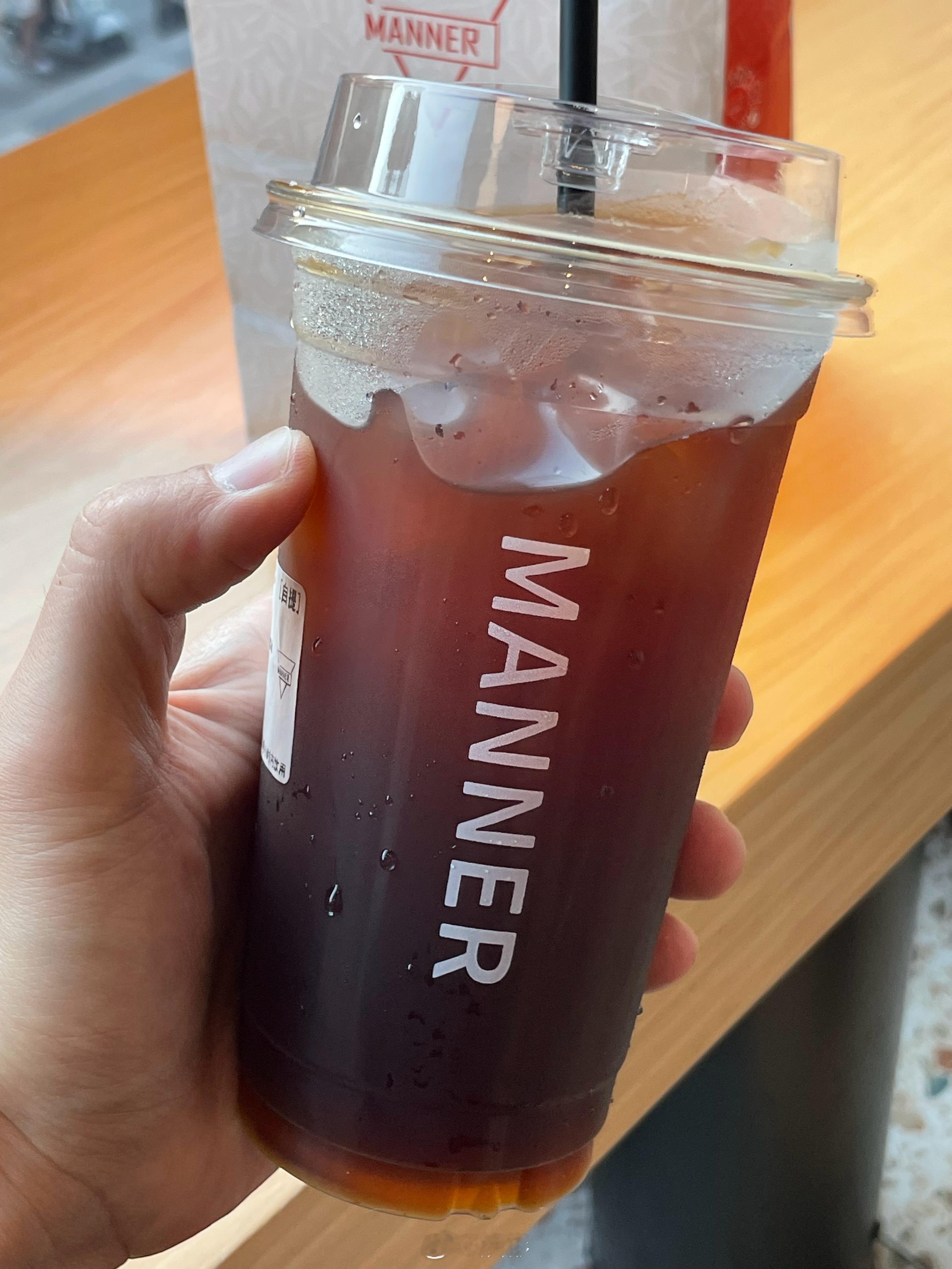 品尝完manner冰美式了，再一次确认过口感，确实没有星巴克的冰美式好喝，有点寡